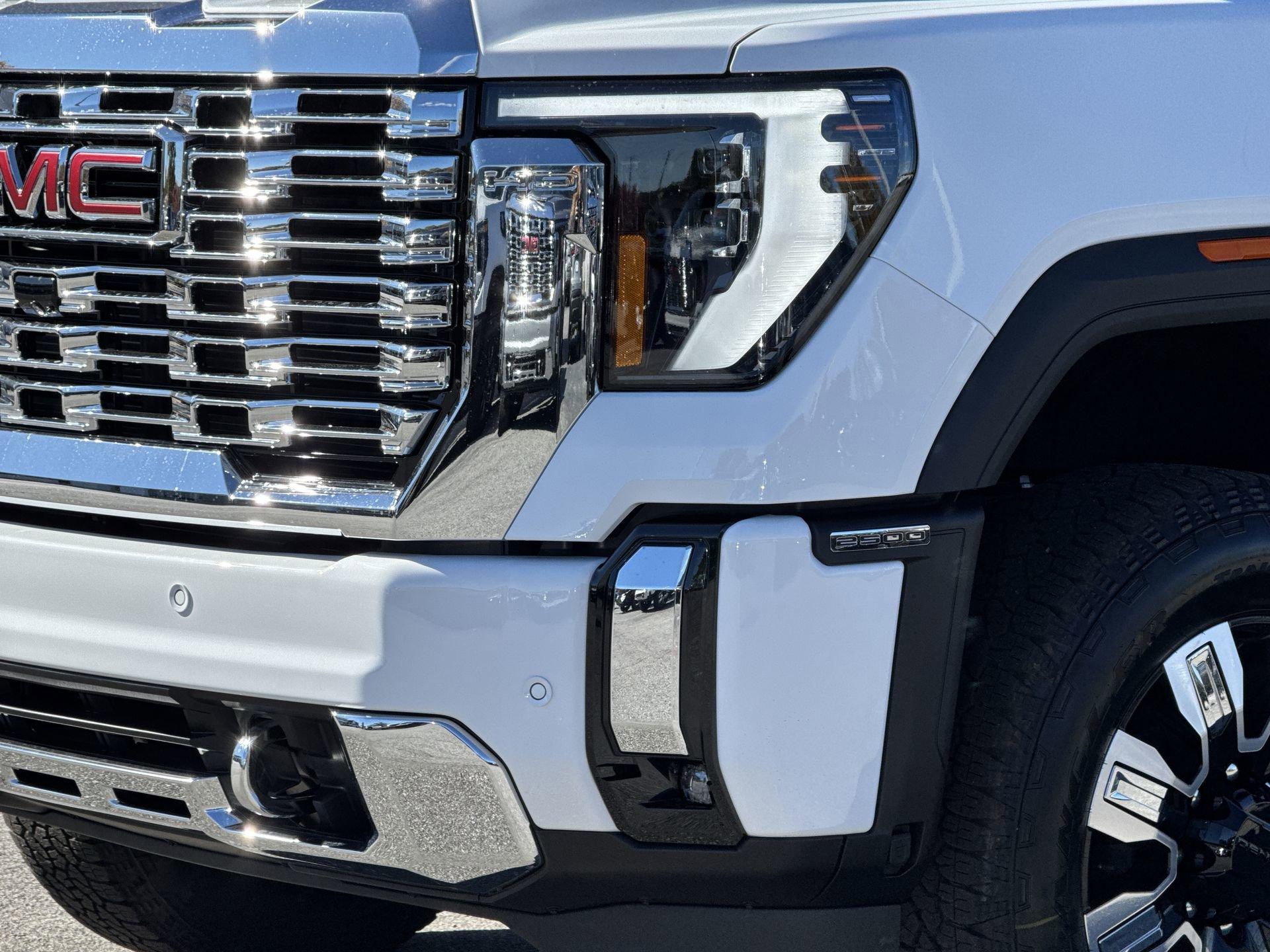 GMC Sierra 2500 Hd Denali Four Wheel Drive Crew Cab - Thumbnail 5