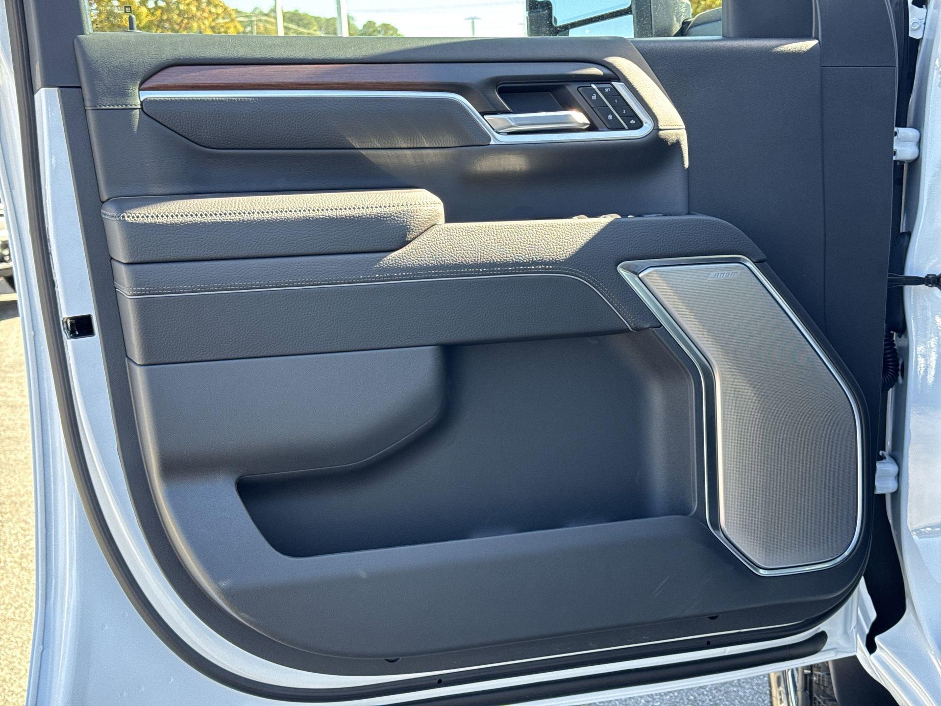 GMC Sierra 2500 Hd Denali Four Wheel Drive Crew Cab - Thumbnail 13