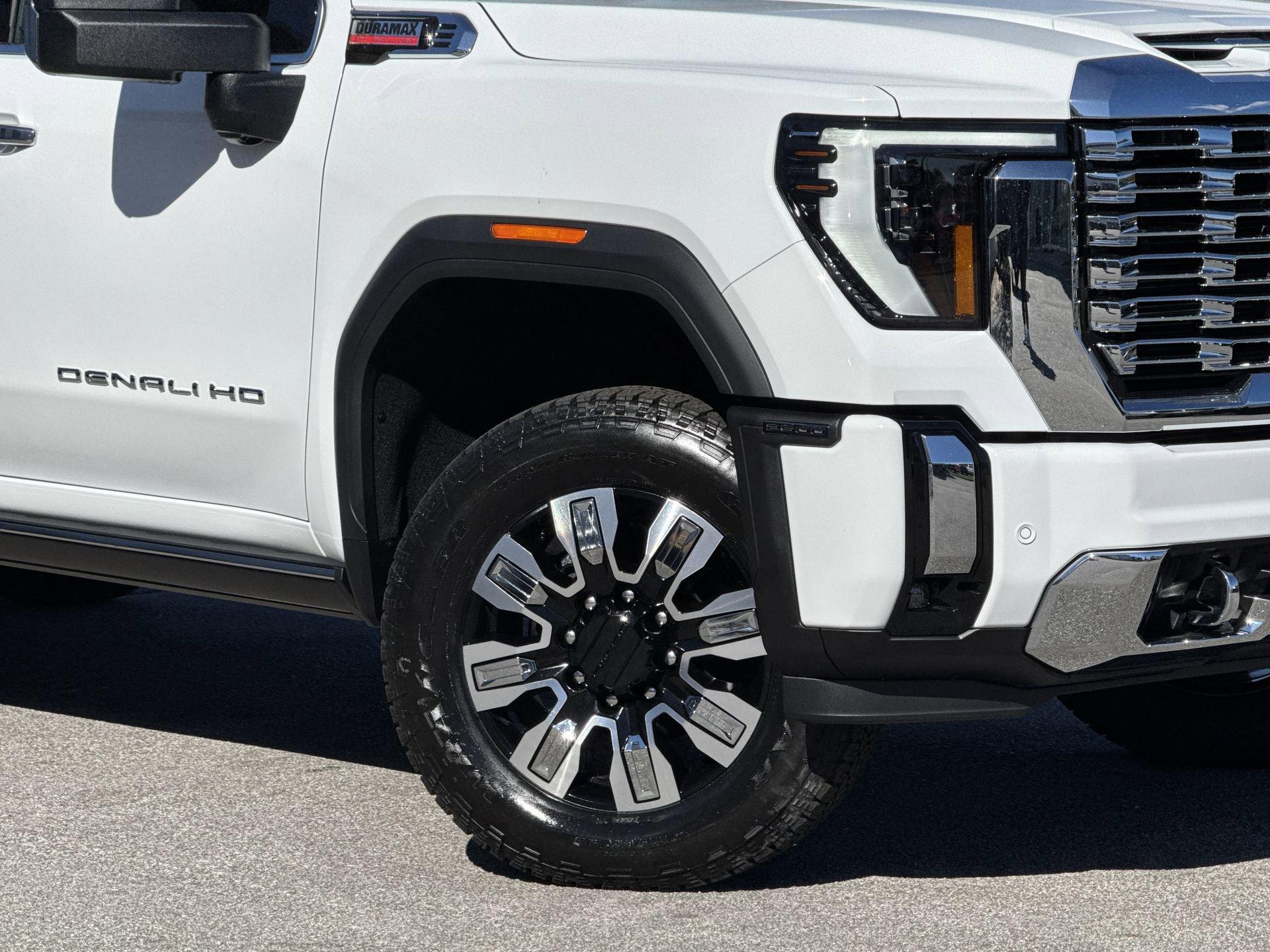 GMC Sierra 2500 Hd Denali Four Wheel Drive Crew Cab - Thumbnail 12