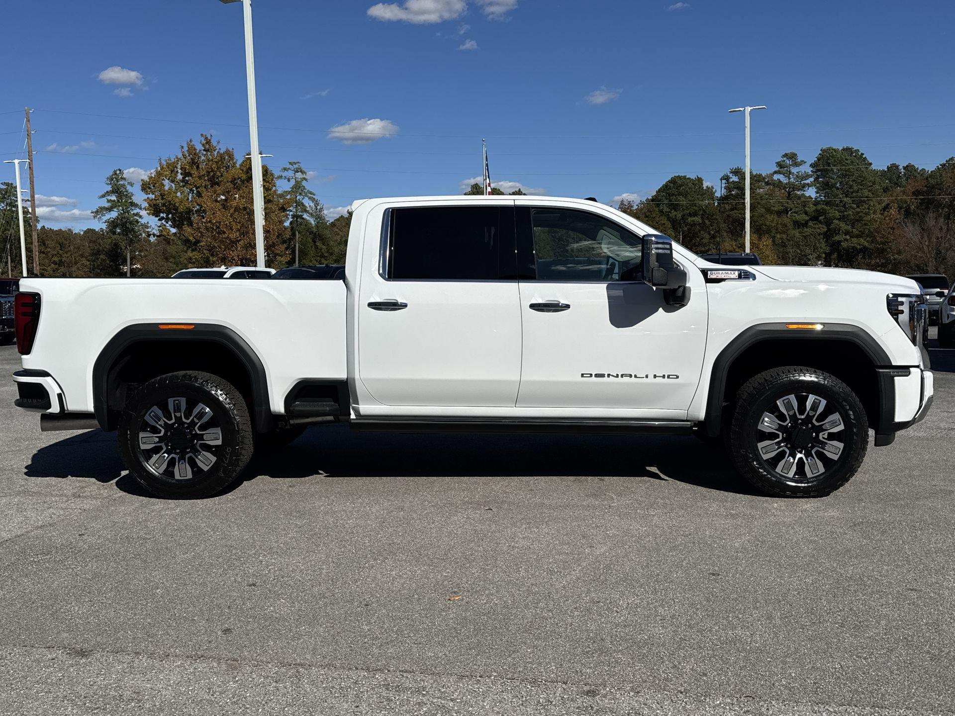 GMC Sierra 2500 Hd Denali Four Wheel Drive Crew Cab - Thumbnail 10