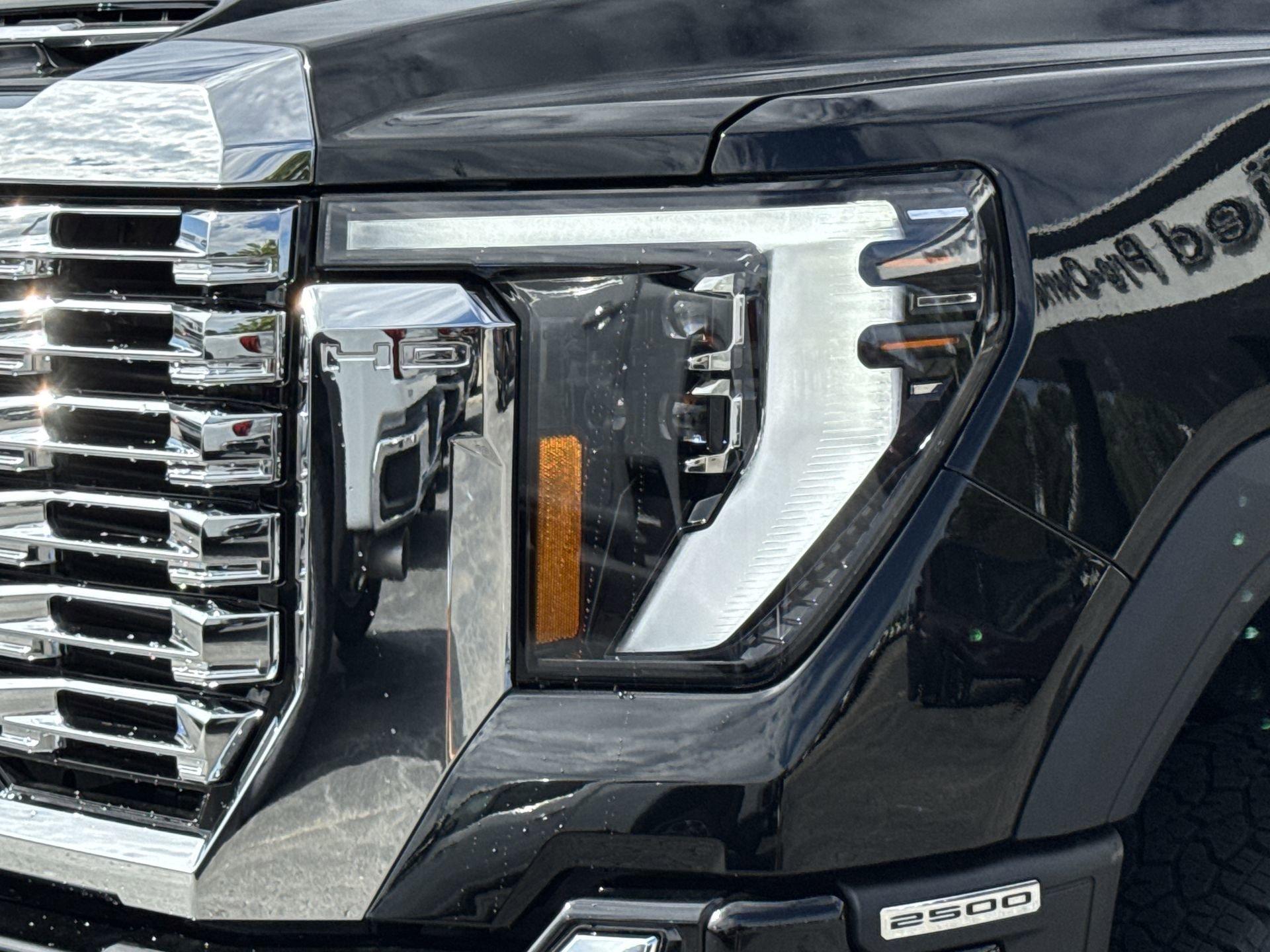 GMC Sierra 2500 Hd Denali Four Wheel Drive Crew Cab - Thumbnail 5