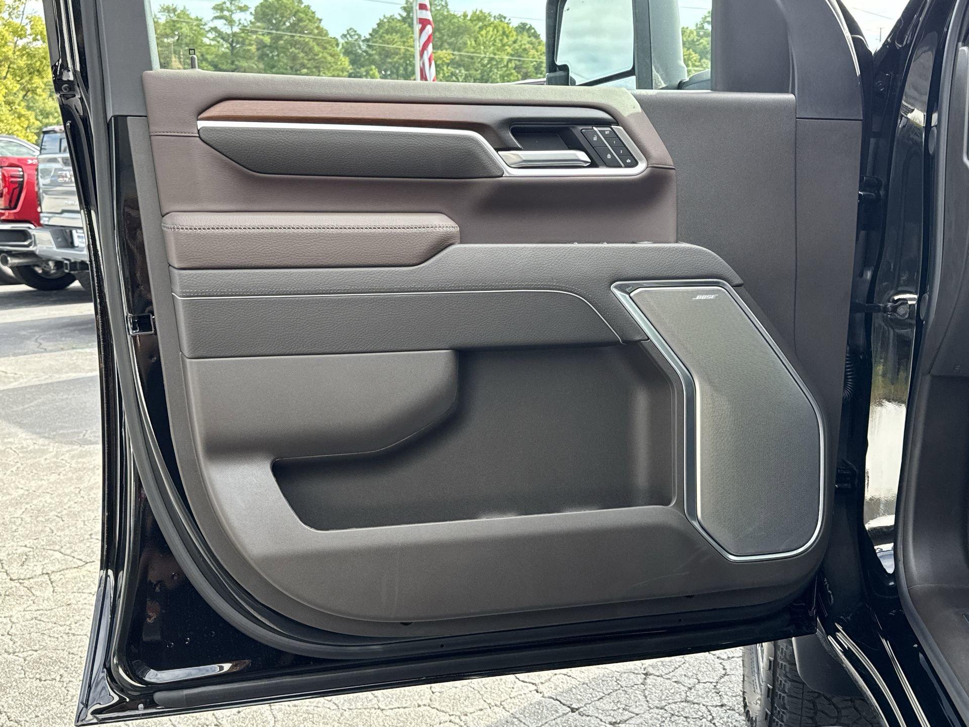 GMC Sierra 2500 Hd Denali Four Wheel Drive Crew Cab - Thumbnail 13