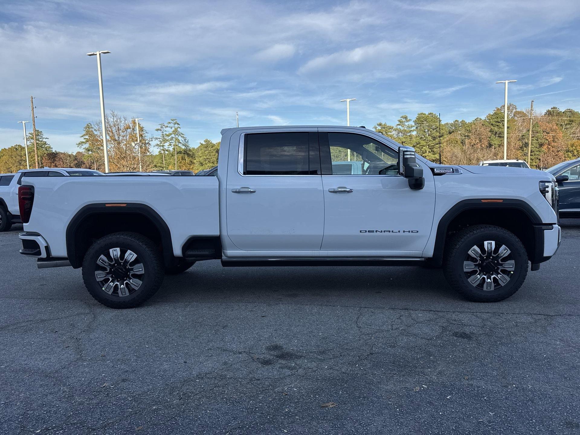 GMC Sierra 2500 Hd Denali Four Wheel Drive Crew Cab - Thumbnail 9