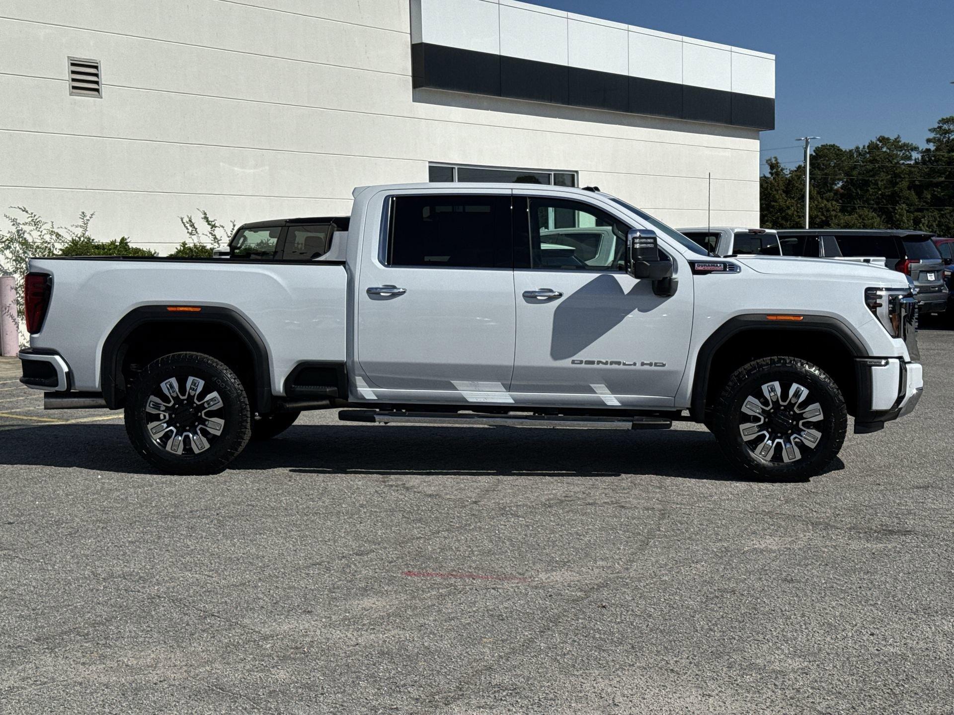 GMC Sierra 2500 Hd Denali Four Wheel Drive Crew Cab - Thumbnail 10