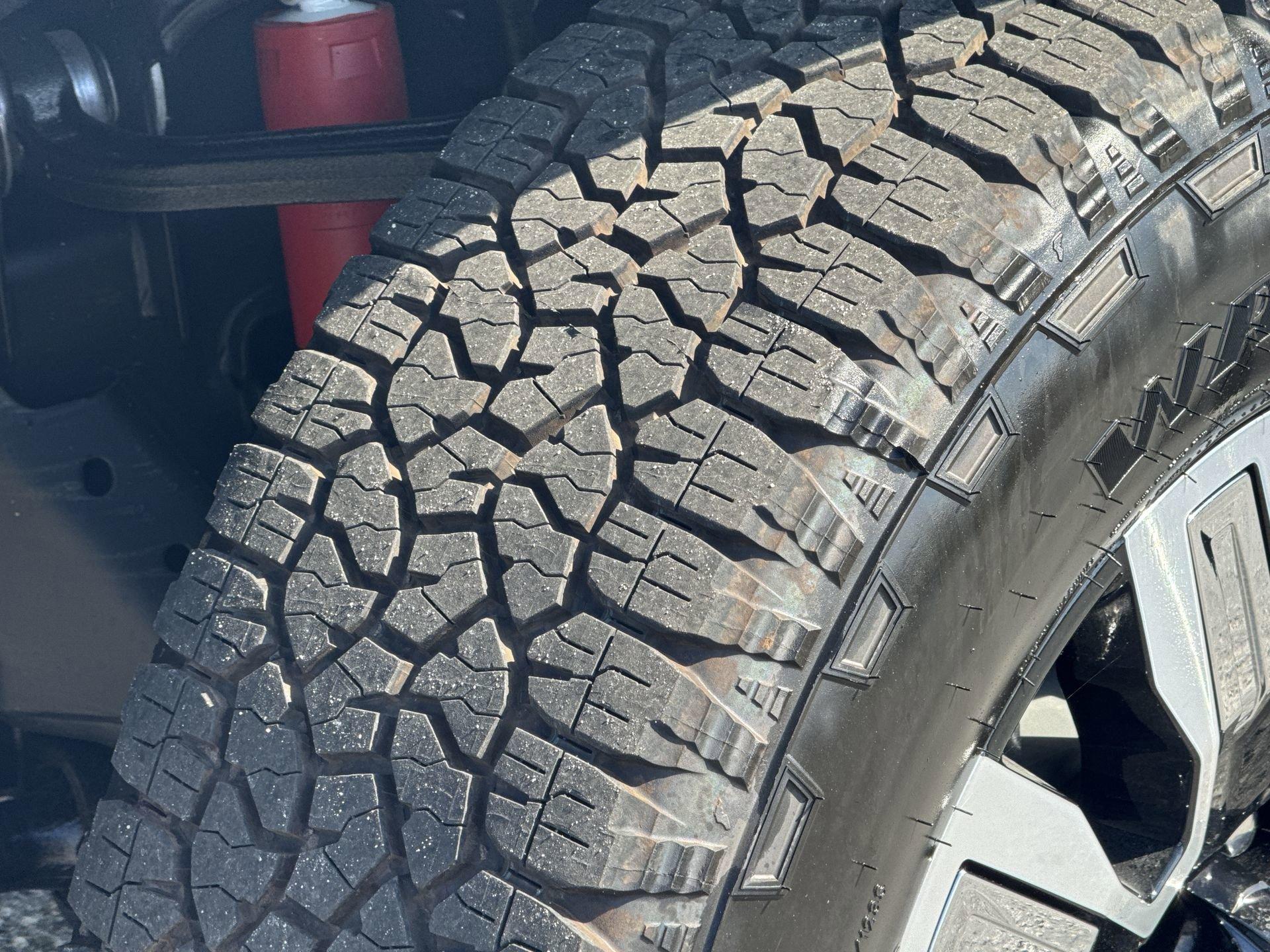 GMC Sierra 2500 Hd Denali Four Wheel Drive Crew Cab - Thumbnail 11