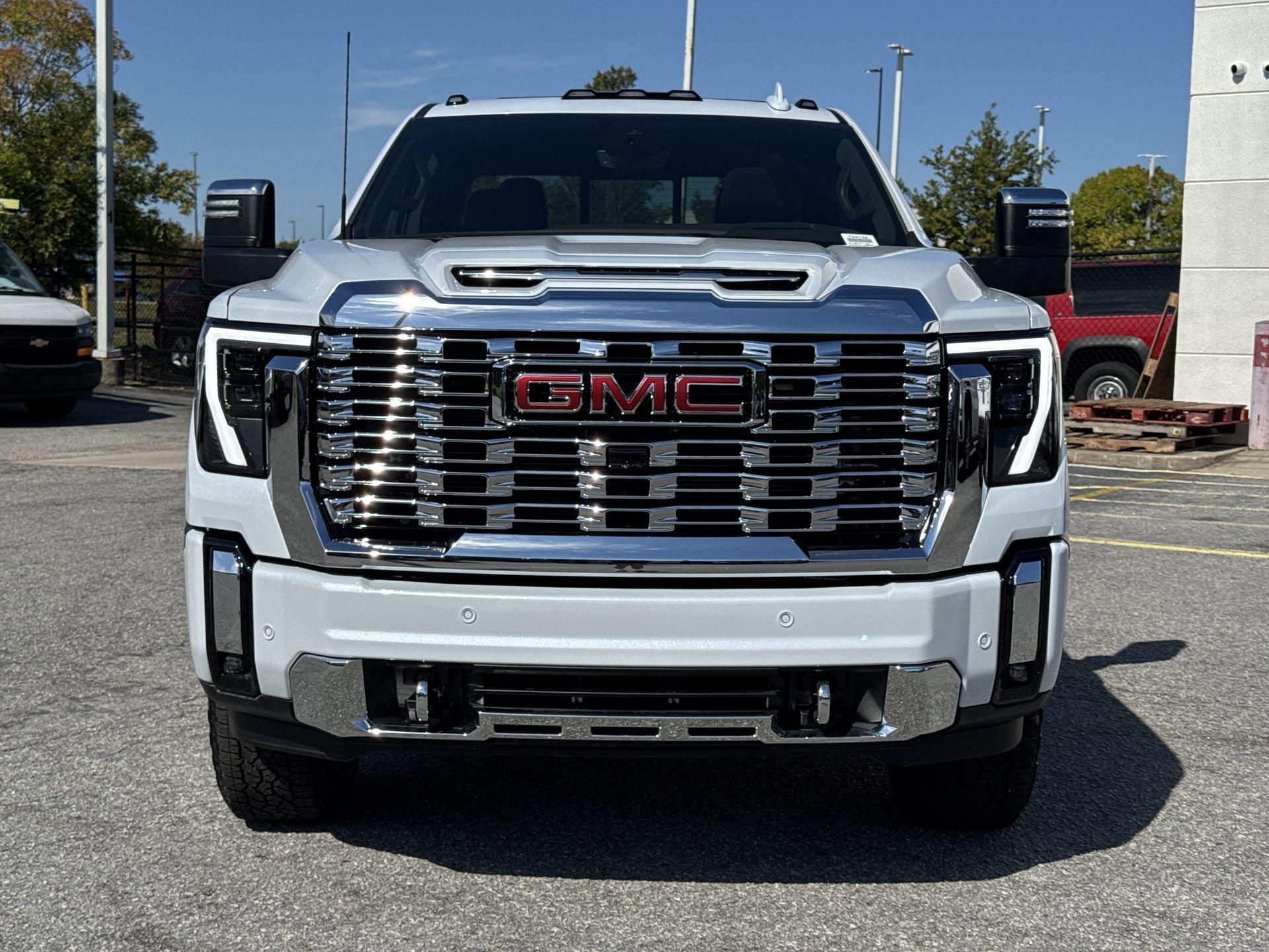 GMC Sierra 2500 Hd Denali Four Wheel Drive Crew Cab - Thumbnail 3