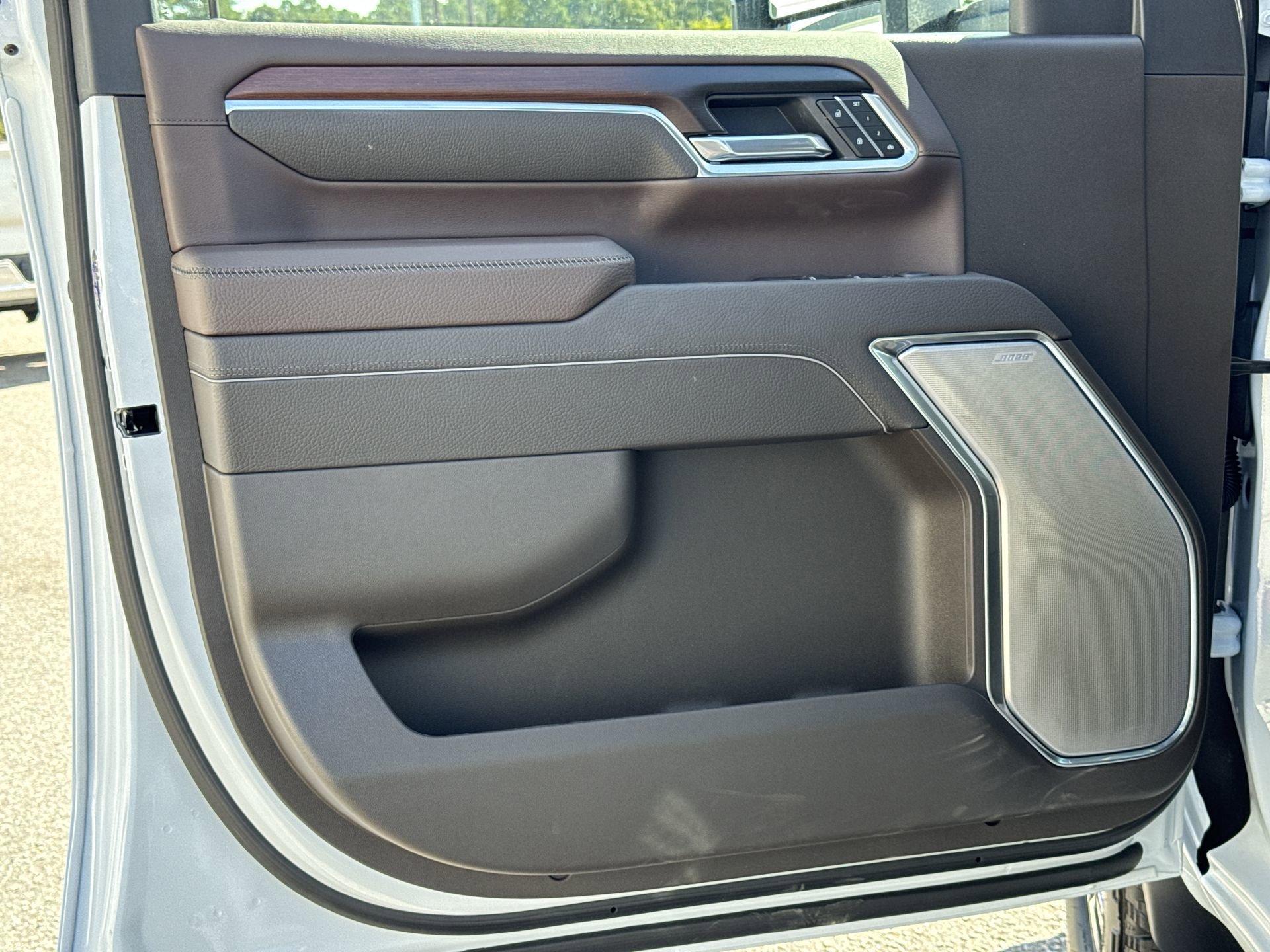 GMC Sierra 2500 Hd Denali Four Wheel Drive Crew Cab - Thumbnail 13