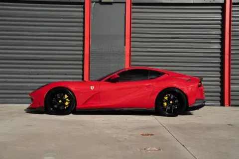 Ferrari 812 Superfast - Thumbnail 3