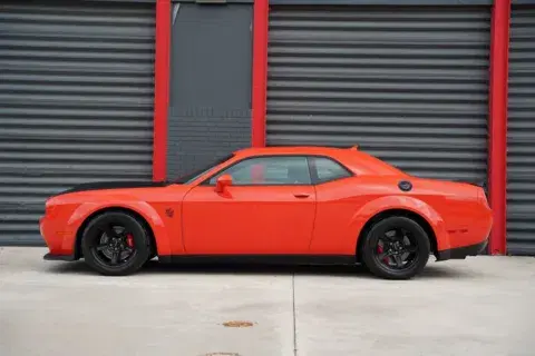 Dodge Challenger Srt - Thumbnail 3