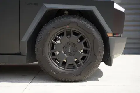 Tesla Cybertruck - Thumbnail 3