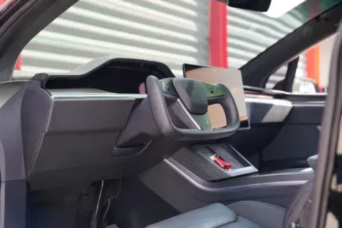 Tesla Model X Plaid - Thumbnail 5