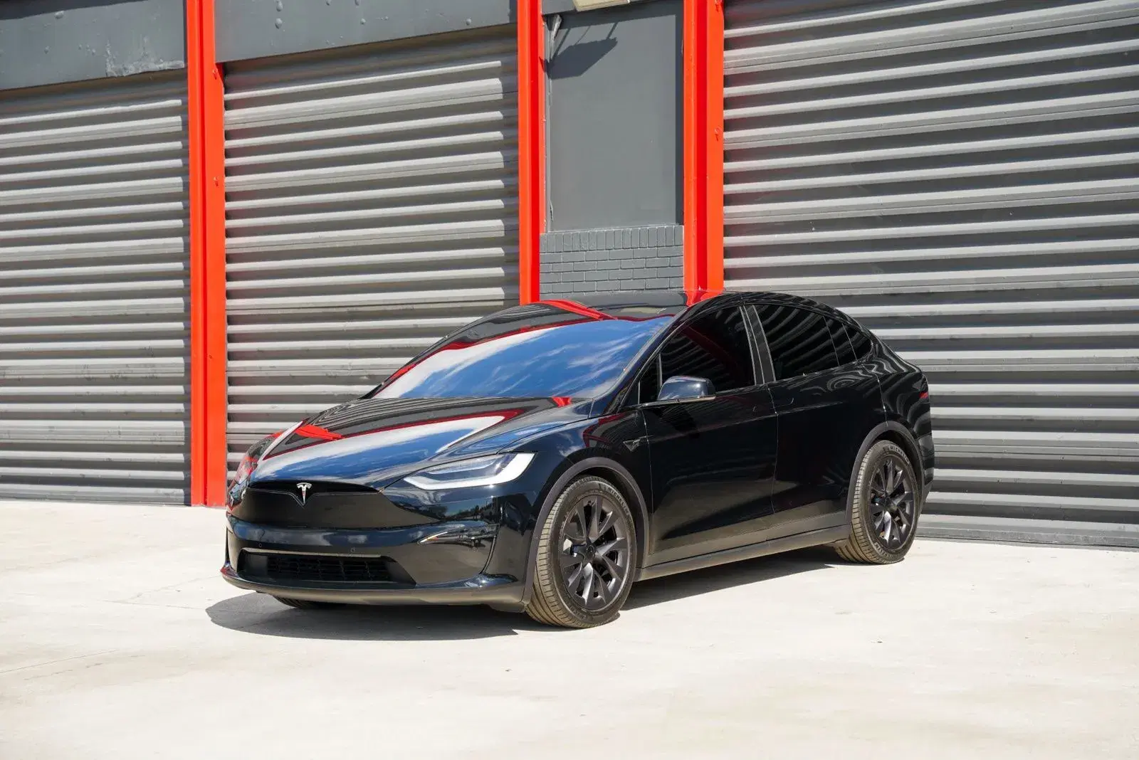 Tesla Model X Plaid - Thumbnail 2