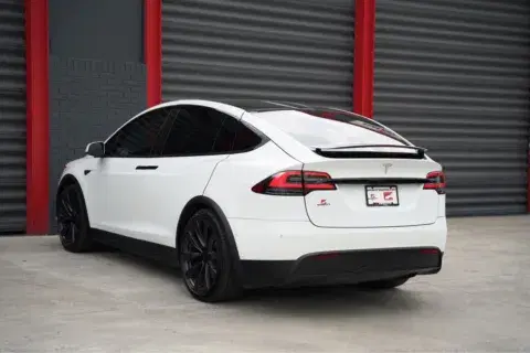 Tesla Model X - Thumbnail 6
