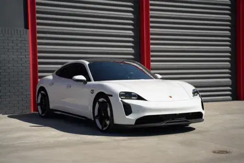 Porsche Taycan - Thumbnail 4