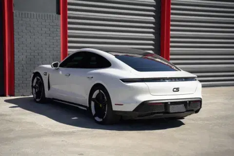 Porsche Taycan - Thumbnail 6