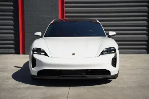 Porsche Taycan - Thumbnail 3