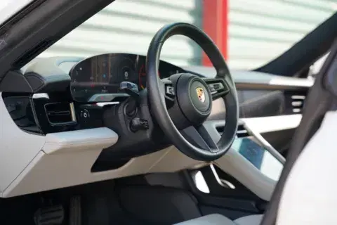 Porsche Taycan 4S - Thumbnail 6