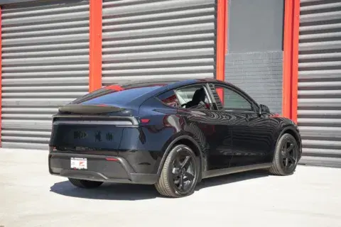 Tesla Model Y Long Range - Thumbnail 5