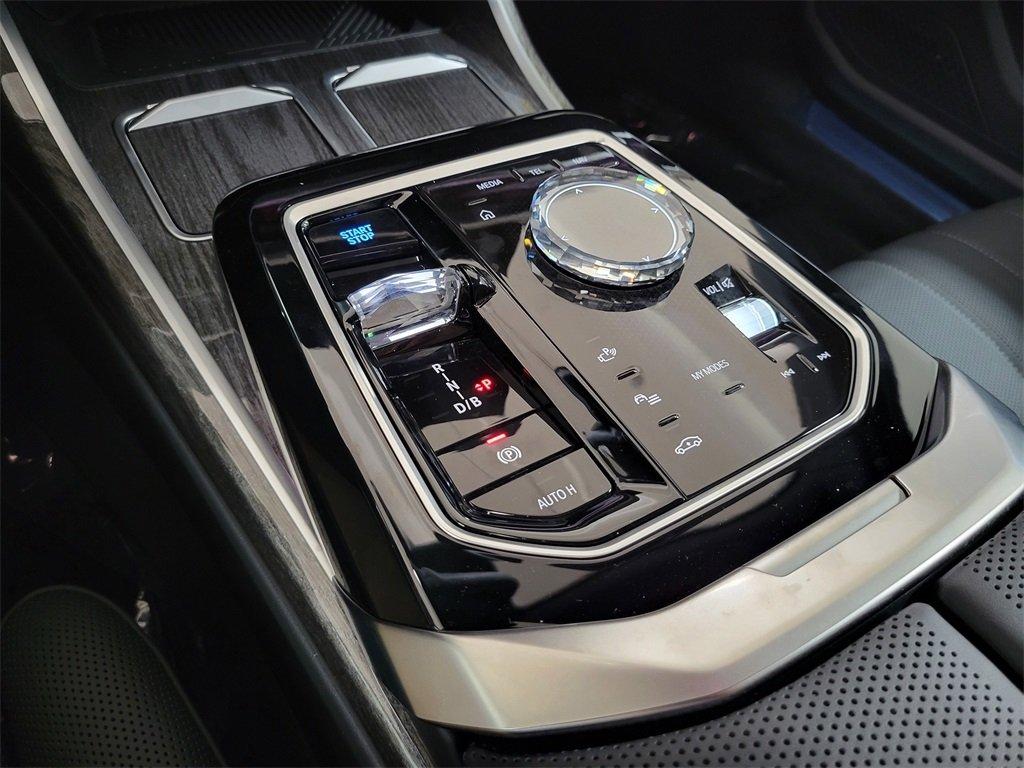 BMW I7 M70 Awd 4D Sedan - Thumbnail 11