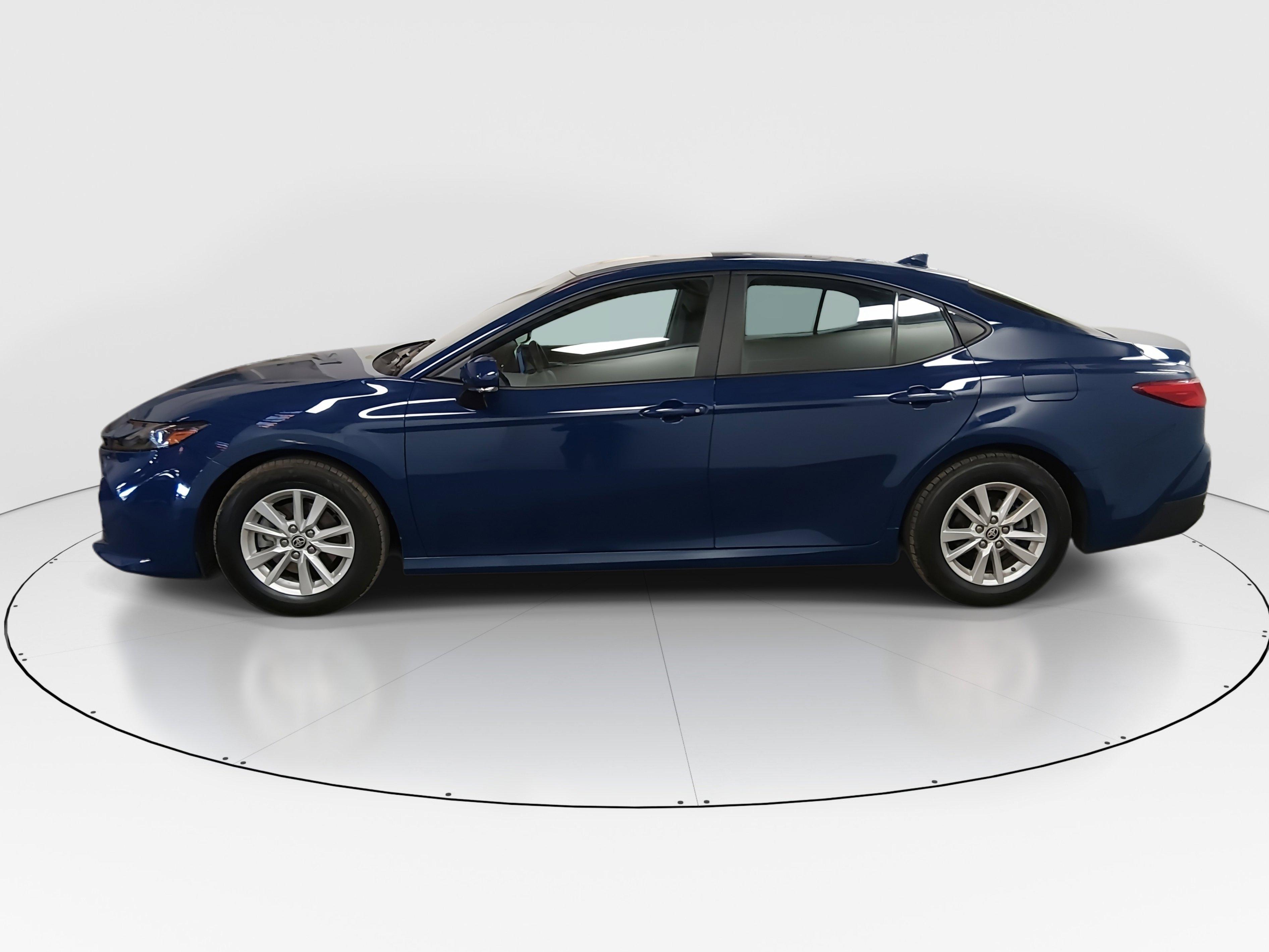 Toyota Camry Le - Thumbnail 4