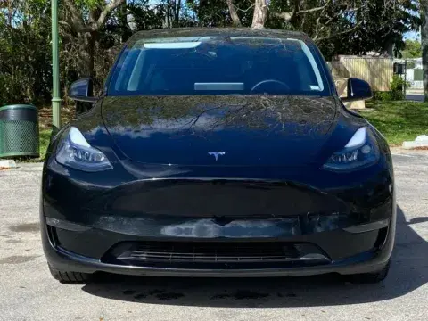 Tesla Model Y Long Range - Thumbnail 3