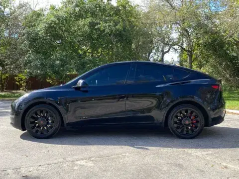 Tesla Model Y Long Range - Thumbnail 5