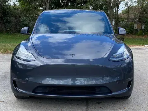 Tesla Model Y Long Range - Thumbnail 3
