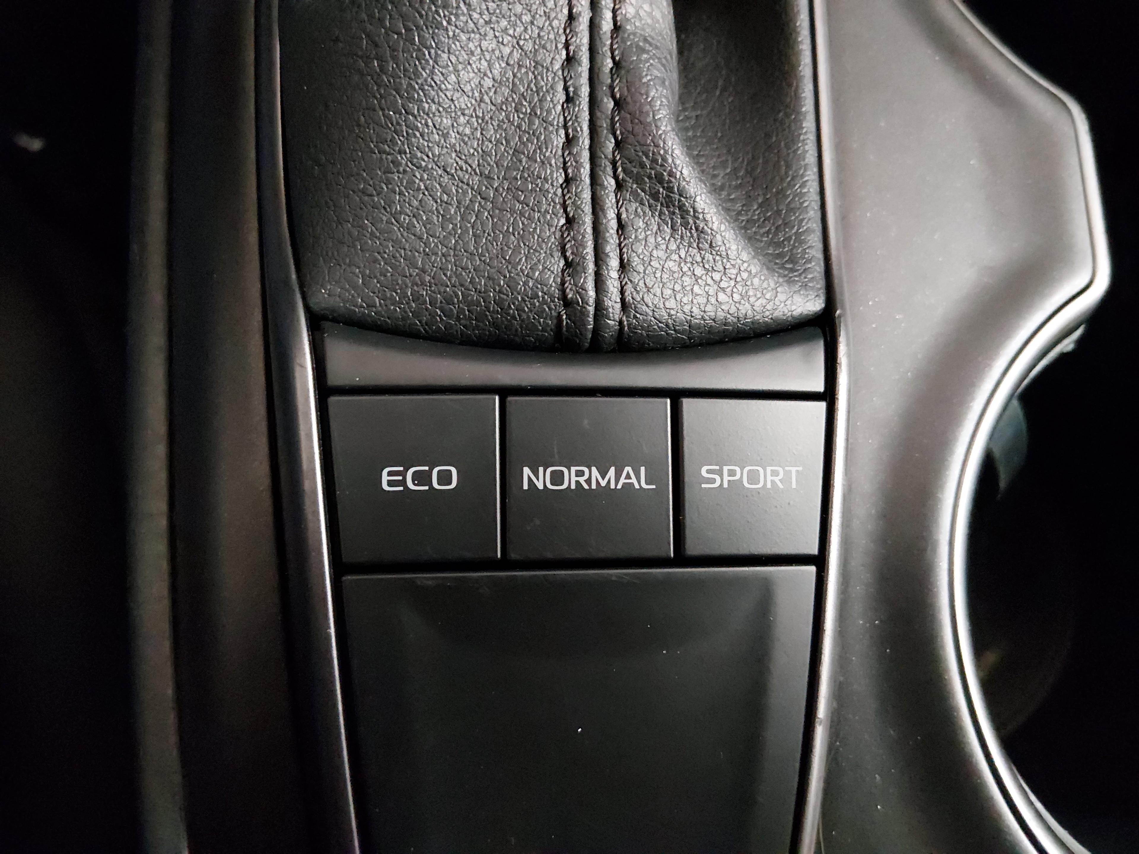 Toyota Camry Se Auto - Thumbnail 18