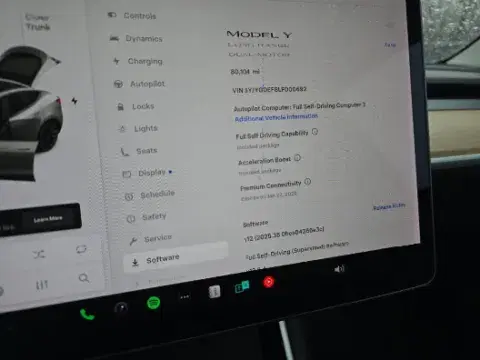 Tesla Model Y Long Range - Thumbnail 3