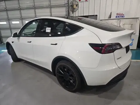 Tesla Model Y Long Range - Thumbnail 4
