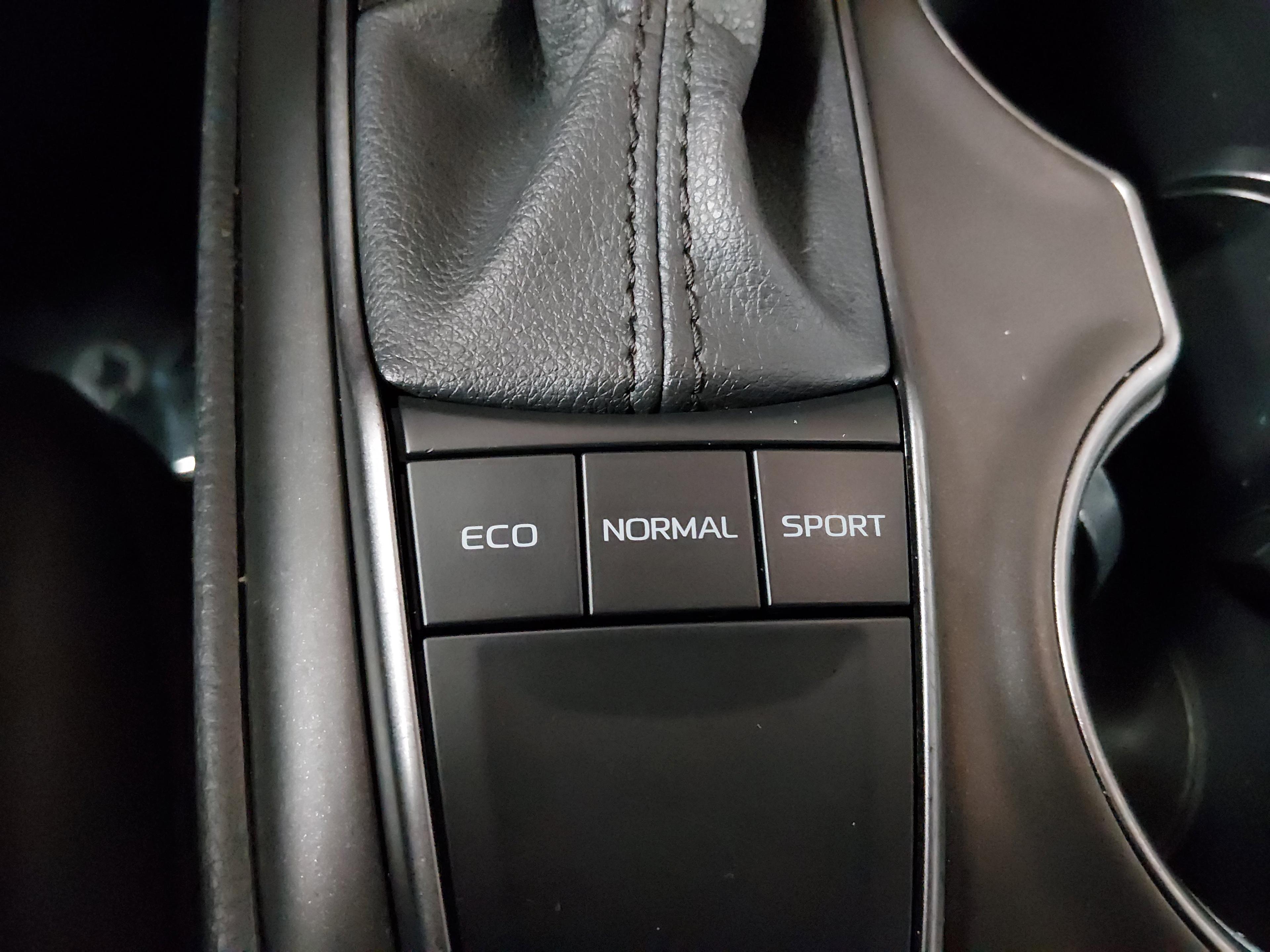 Toyota Camry Se Auto - Thumbnail 17