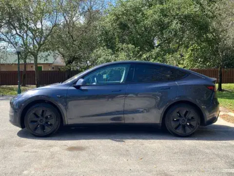 Tesla Model Y Long Range - Thumbnail 5