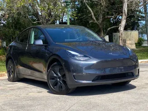 Tesla Model Y Long Range - Thumbnail 4