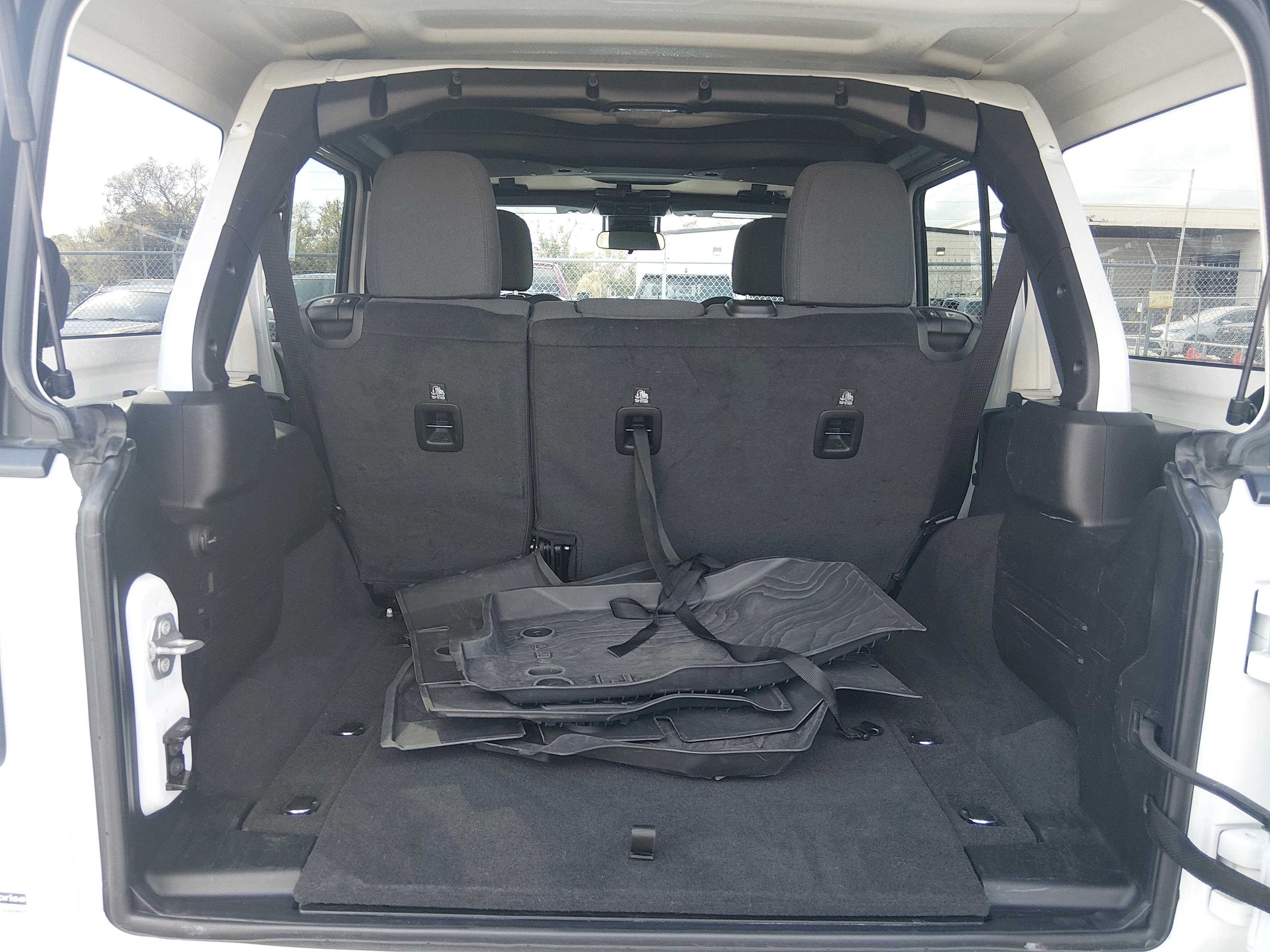 Jeep Wrangler Willys 4 Door 4X4 - Thumbnail 11