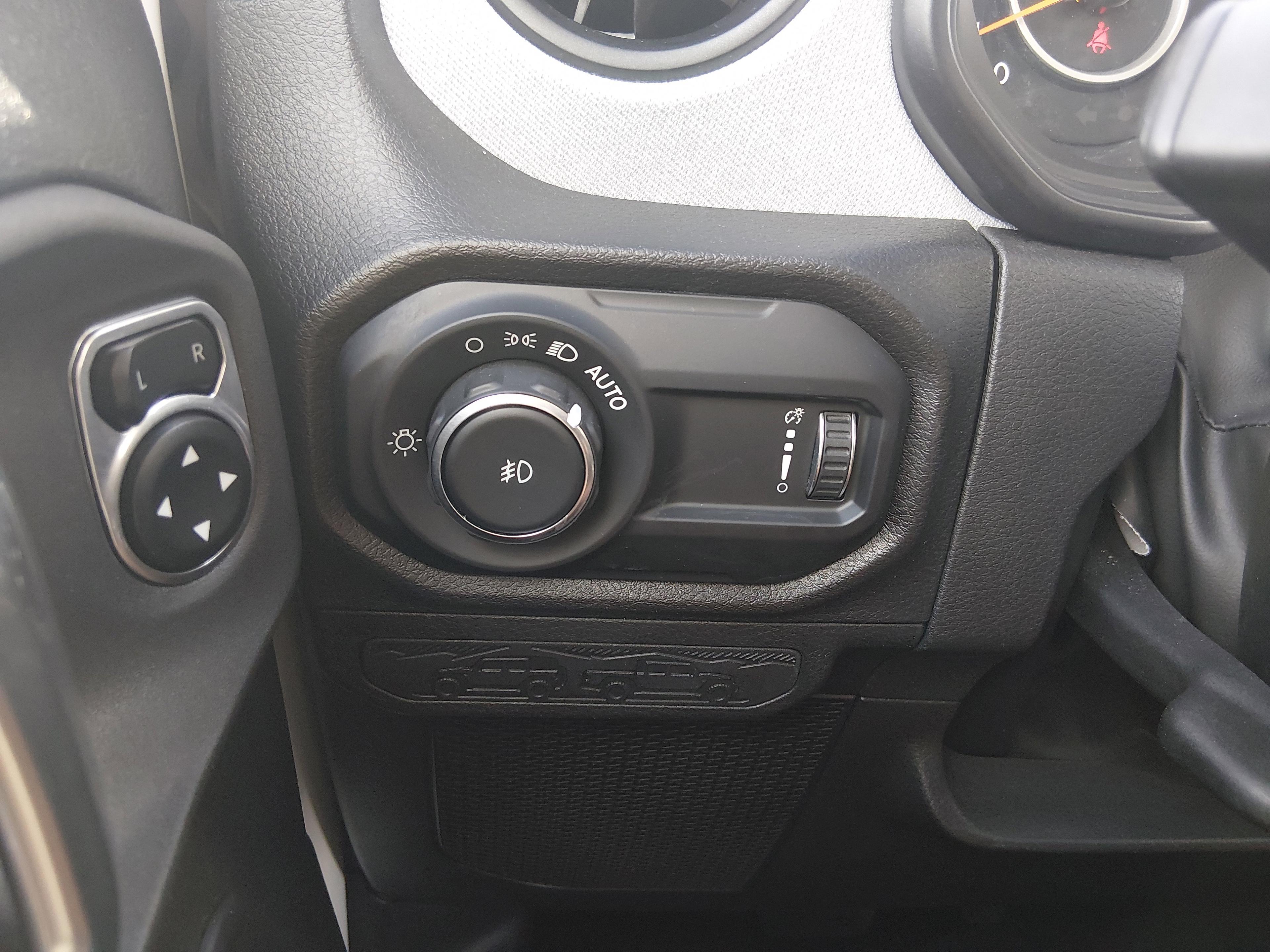 Jeep Wrangler Willys 4 Door 4X4 - Thumbnail 13