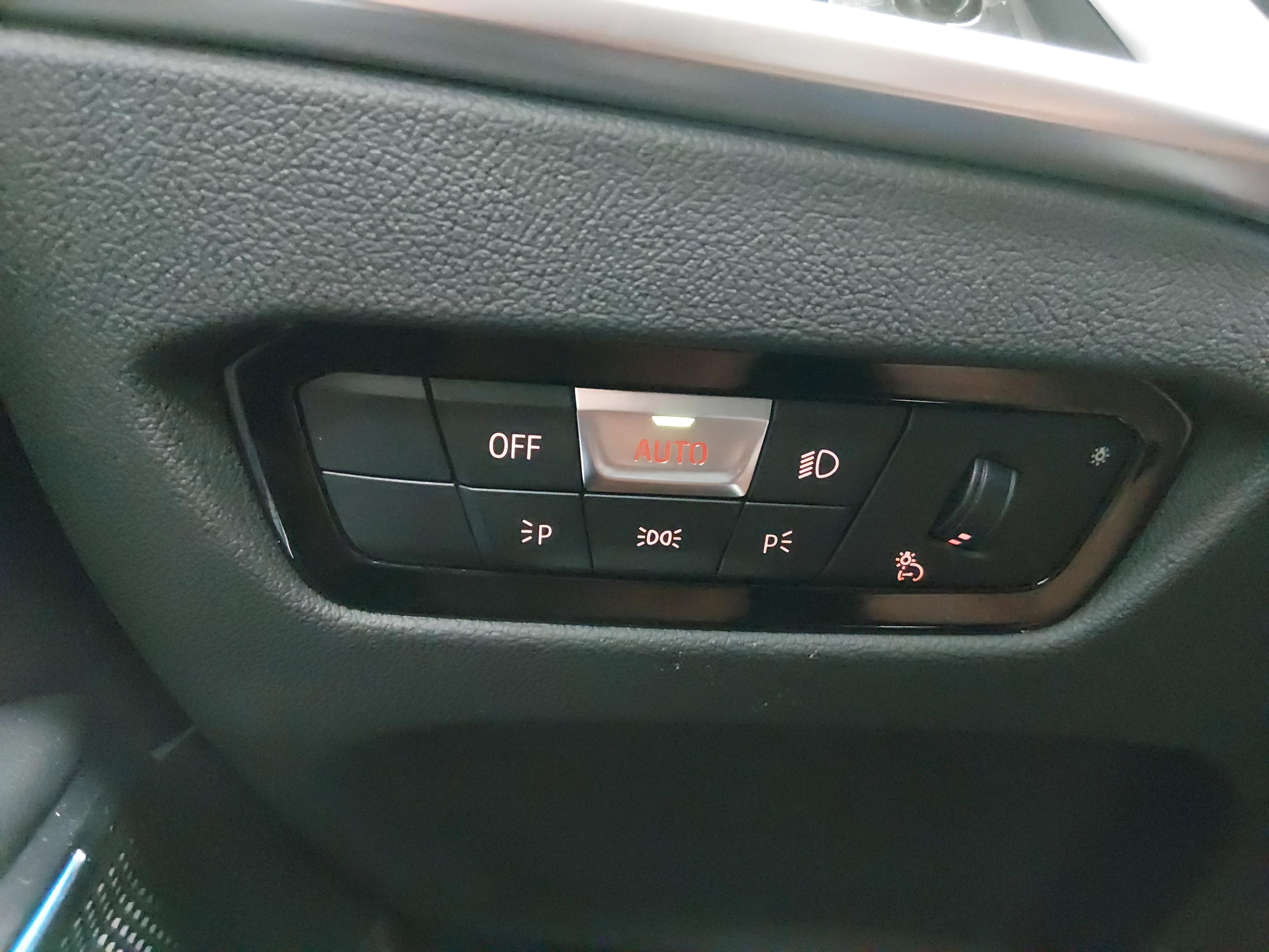 BMW 3 Series 330I Sedan - Thumbnail 13