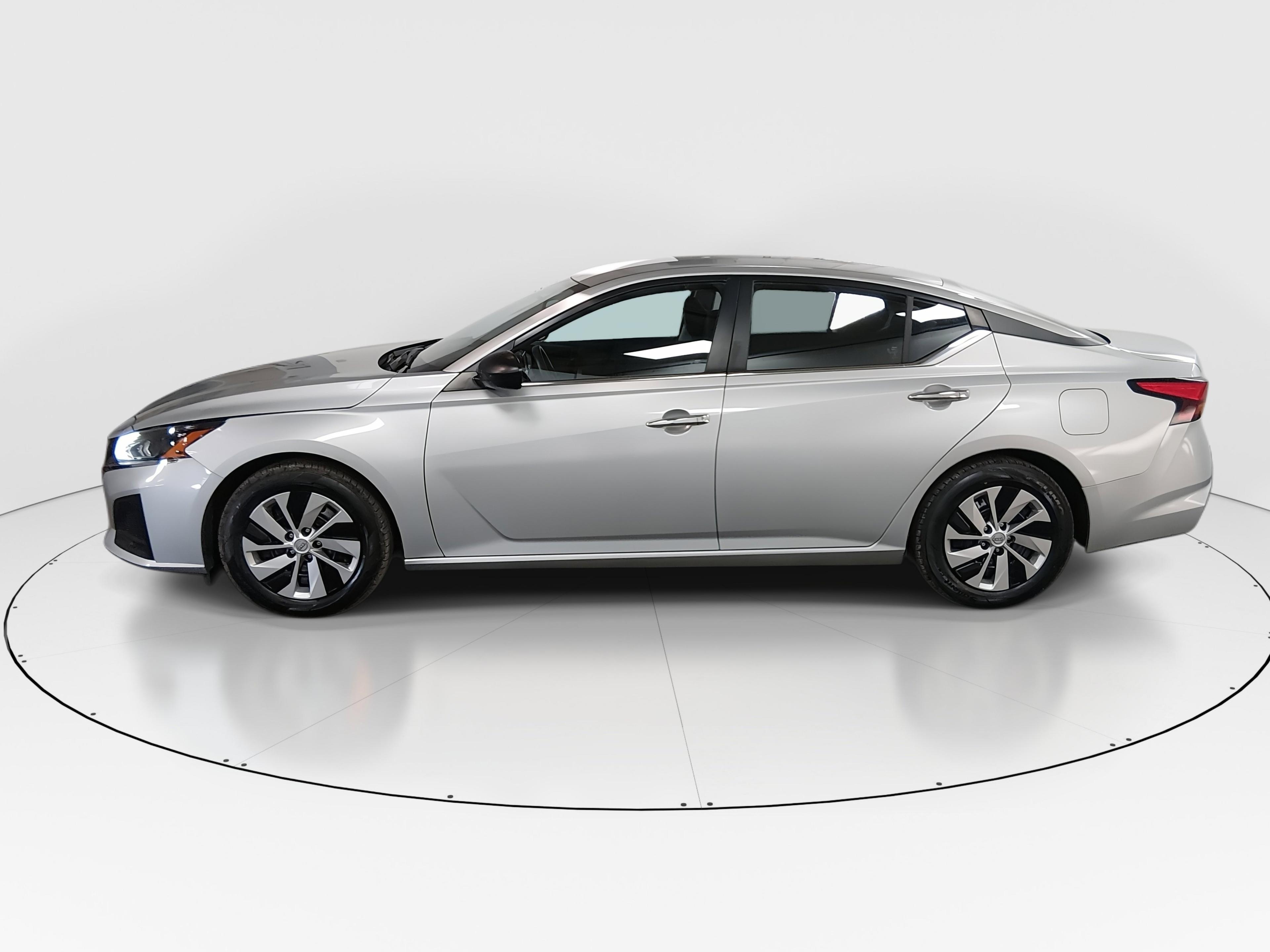 Nissan Altima 2.5 S Sedan - Thumbnail 4