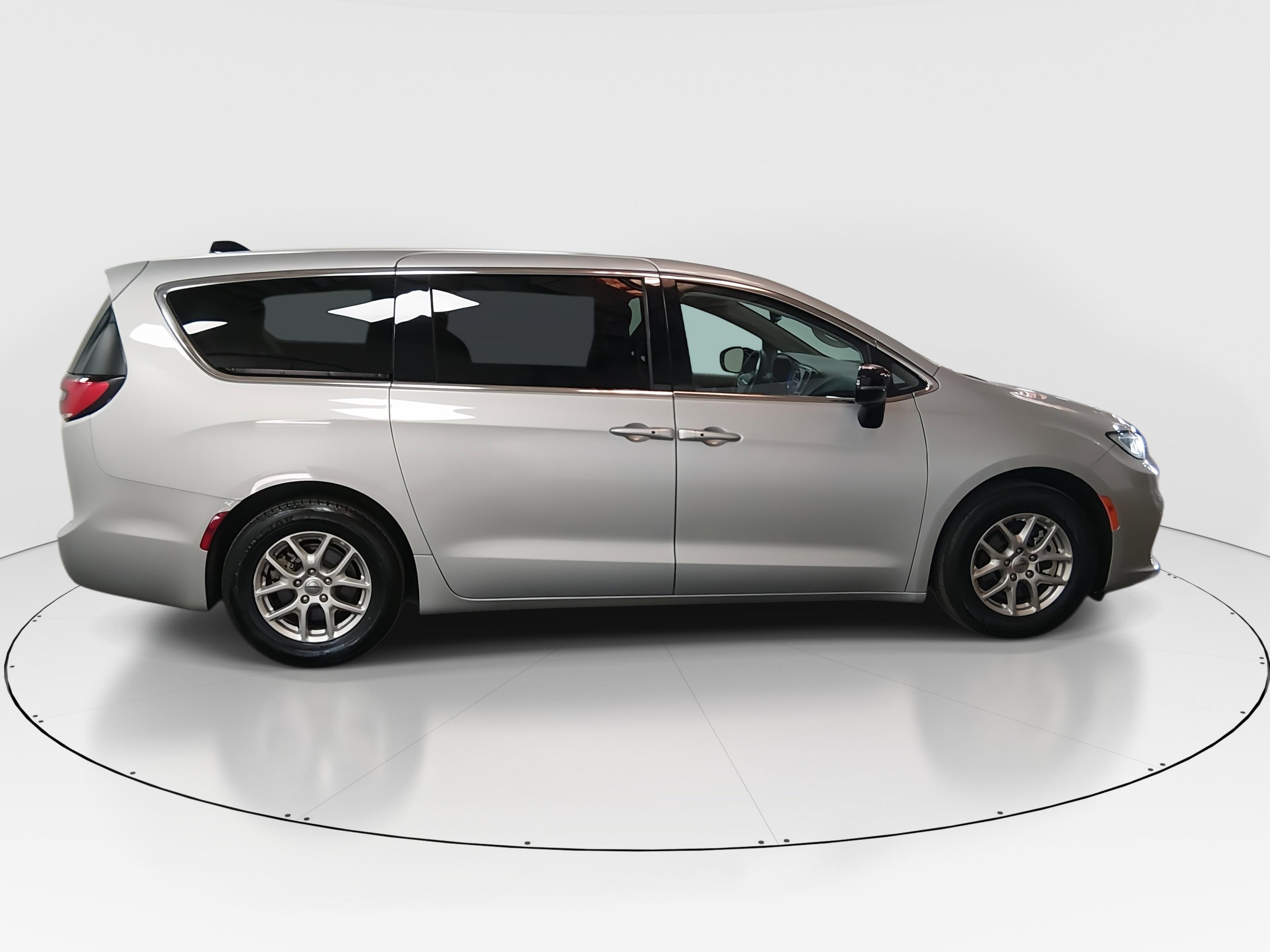 Chrysler Pacifica Touring L Fwd - Thumbnail 8