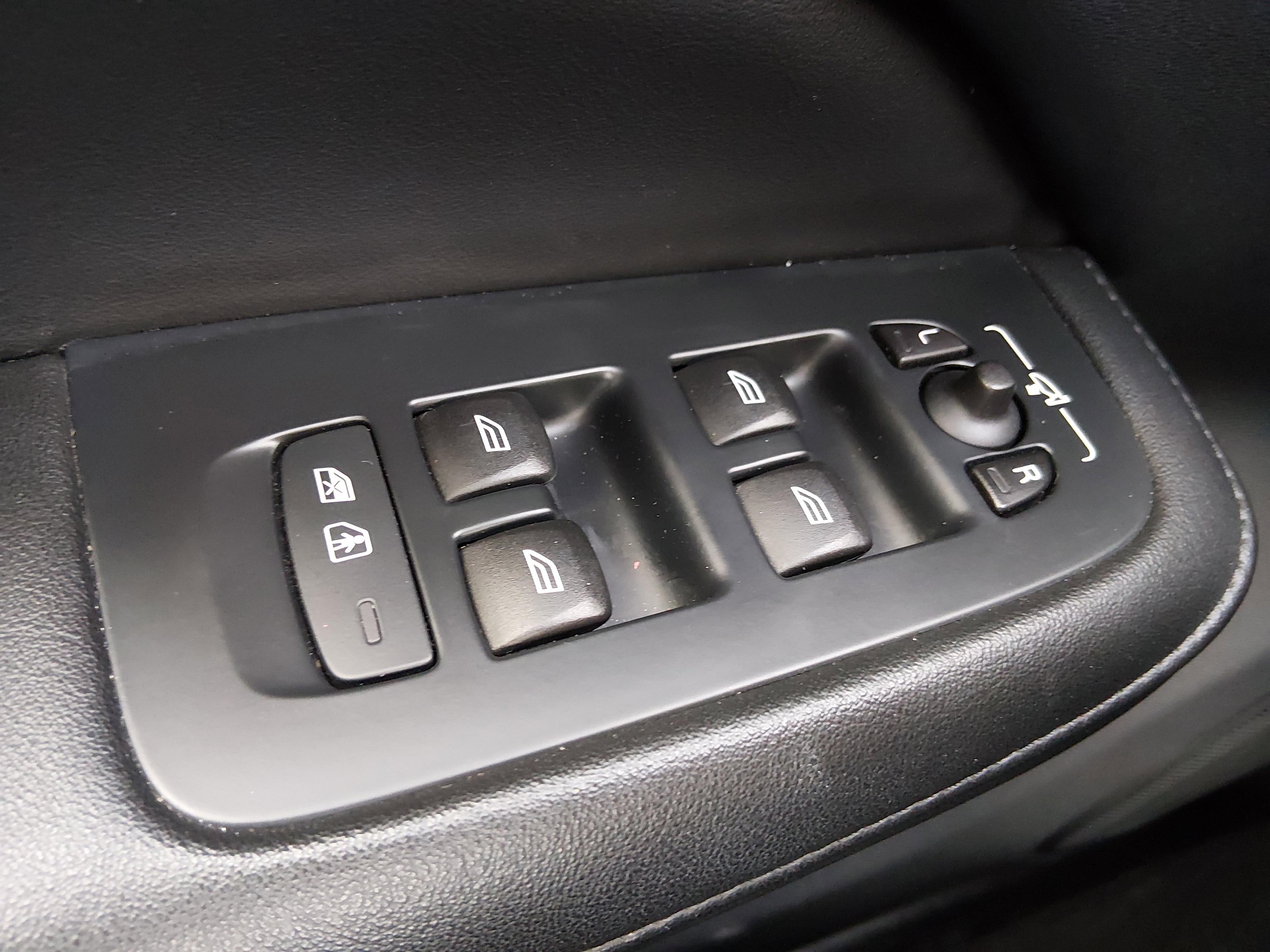 Volvo S60 B5 Fwd Plus Dark Theme - Thumbnail 19