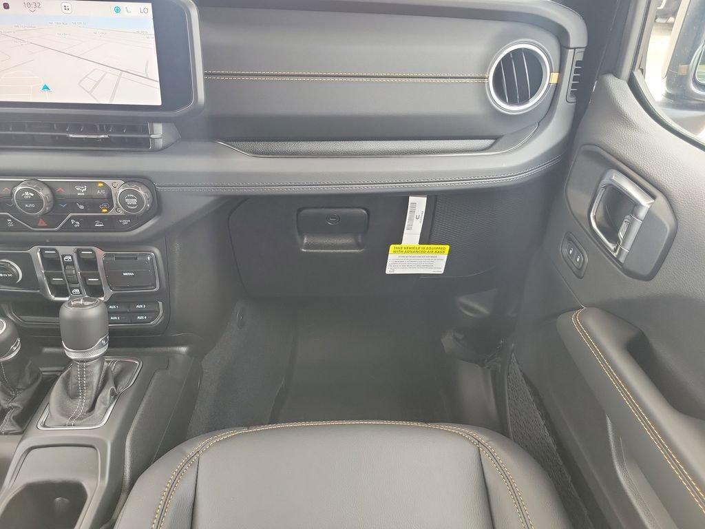 Jeep Wrangler 4-Door Sahara - Thumbnail 15