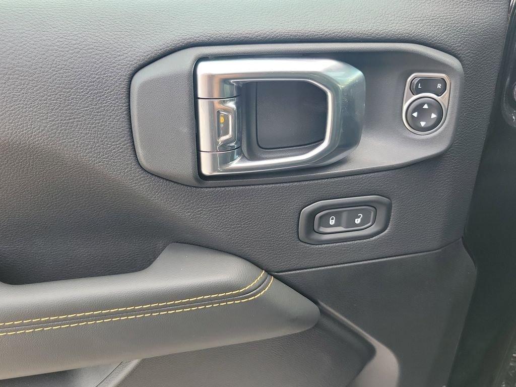 Jeep Wrangler 4-Door Sahara - Thumbnail 19