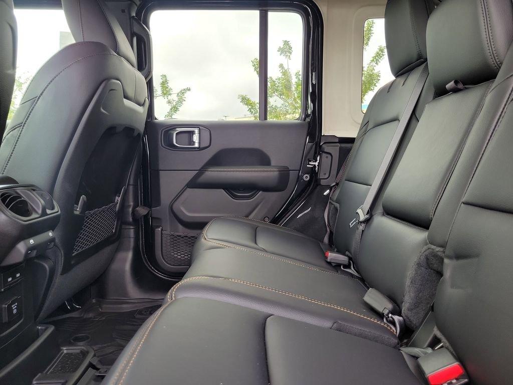 Jeep Wrangler 4-Door Sahara - Thumbnail 11