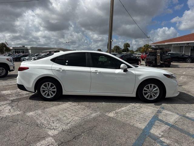 Toyota Camry Le - Thumbnail 9