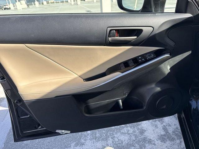 Lexus Is 300 - Thumbnail 13