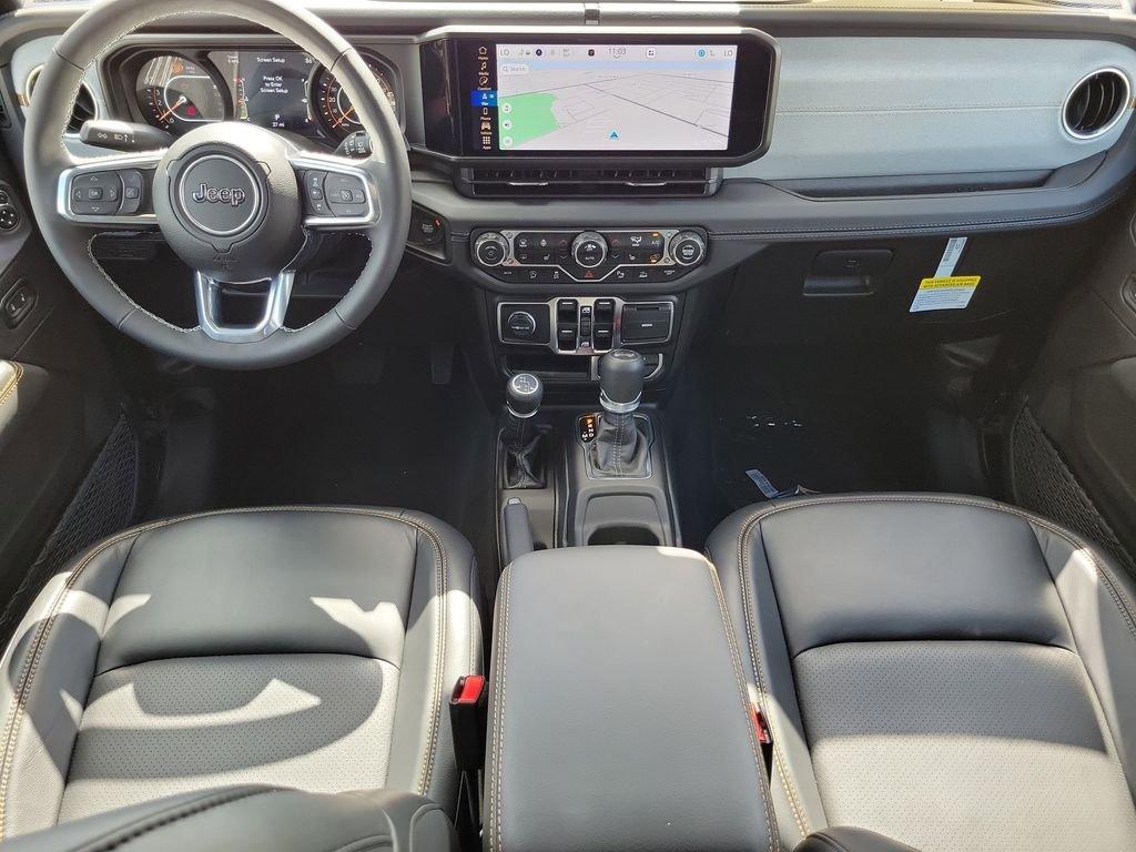 Jeep Wrangler 4-Door Sahara - Thumbnail 13