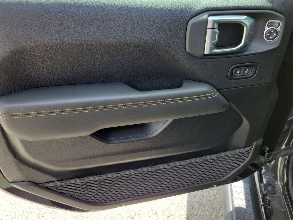 Jeep Wrangler 4-Door Sahara - Thumbnail 18