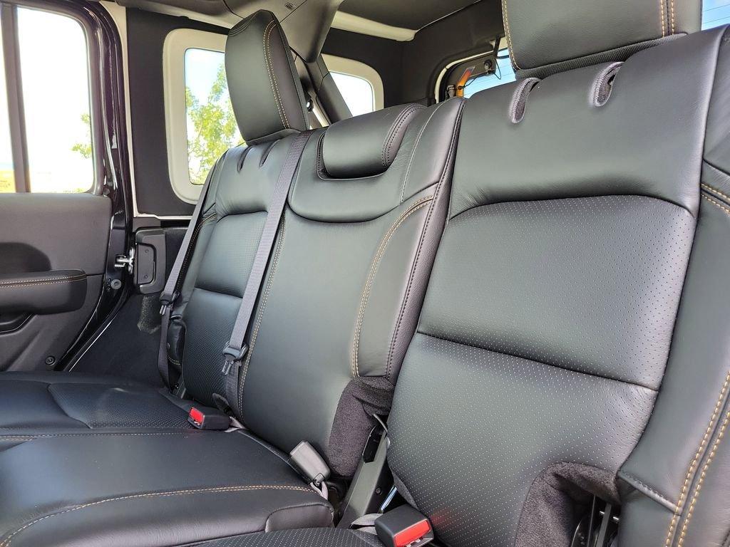 Jeep Wrangler 4-Door Sahara - Thumbnail 10