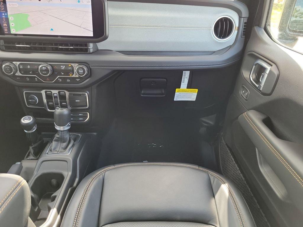 Jeep Wrangler 4-Door Sahara - Thumbnail 15