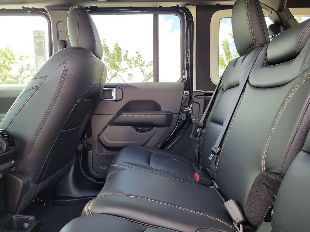 Jeep Wrangler 4-Door Sahara - Thumbnail 11