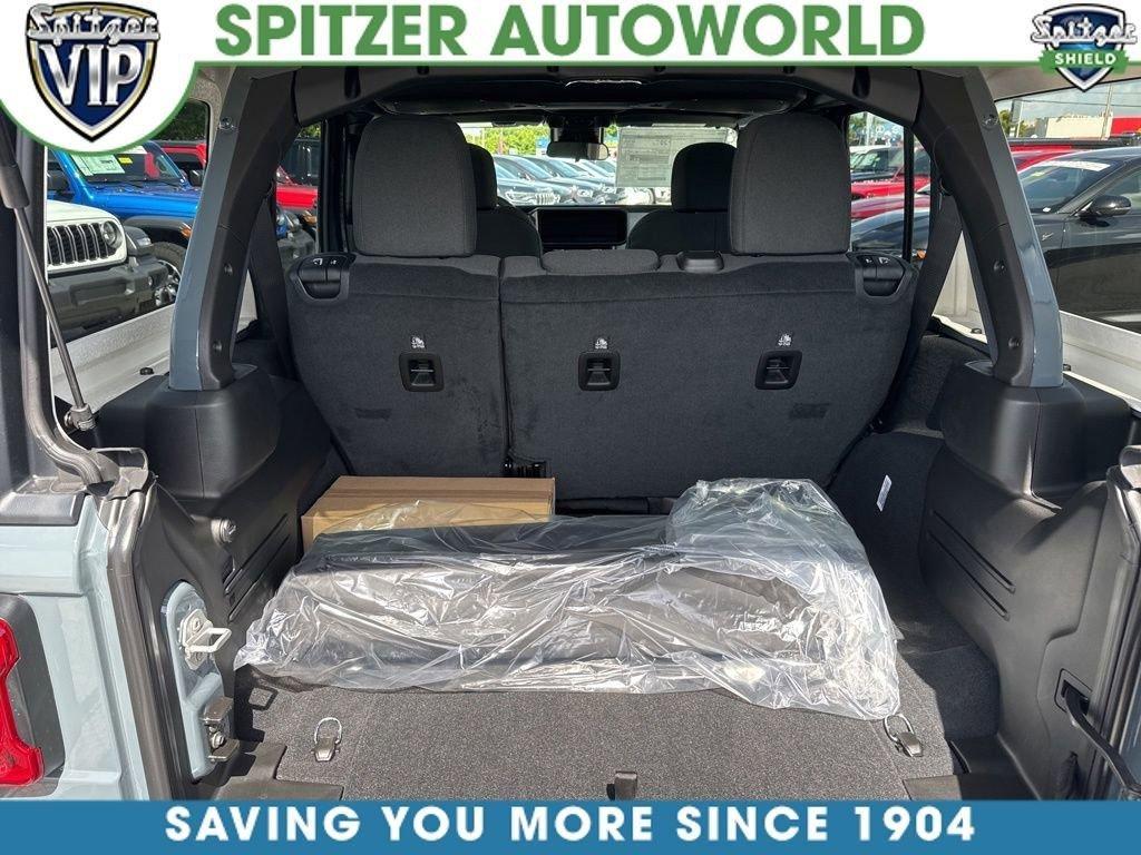 Jeep Wrangler 4-Door Sport S - Thumbnail 16